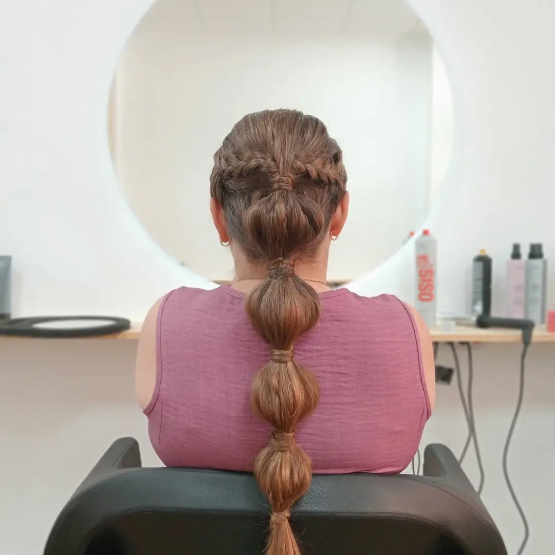 Peinado recogido con trenzas y coleta bubble para boda en Vera, Almería
