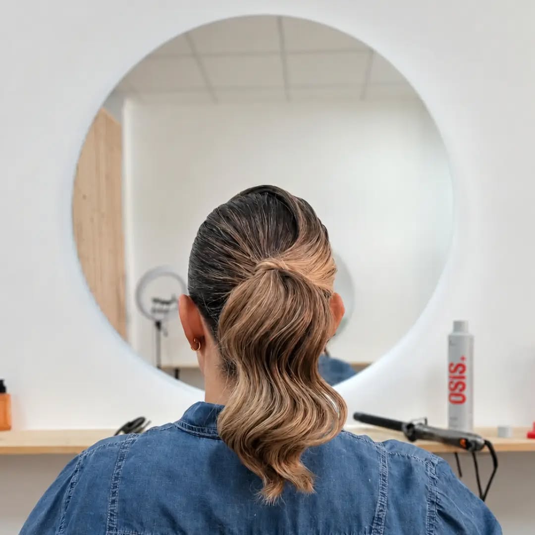 Peinado coleta efecto wet con ondas suaves – peluquería Vera Almería