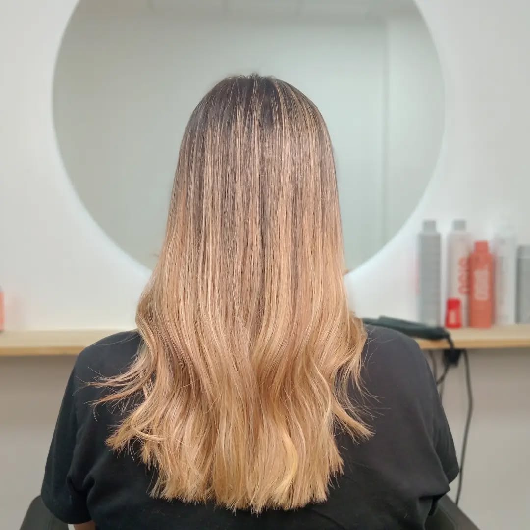 Balayage rubio beige luminoso cambio de color peluquería Vera